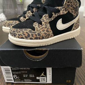 Jordan 1 Mid, Size 6C